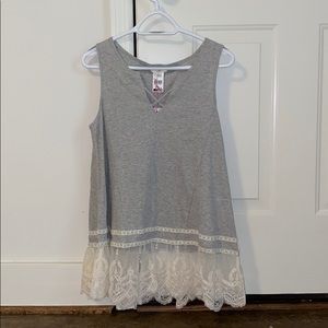 ‘umgee’ gray sleeveless top w/ lace & cross cross